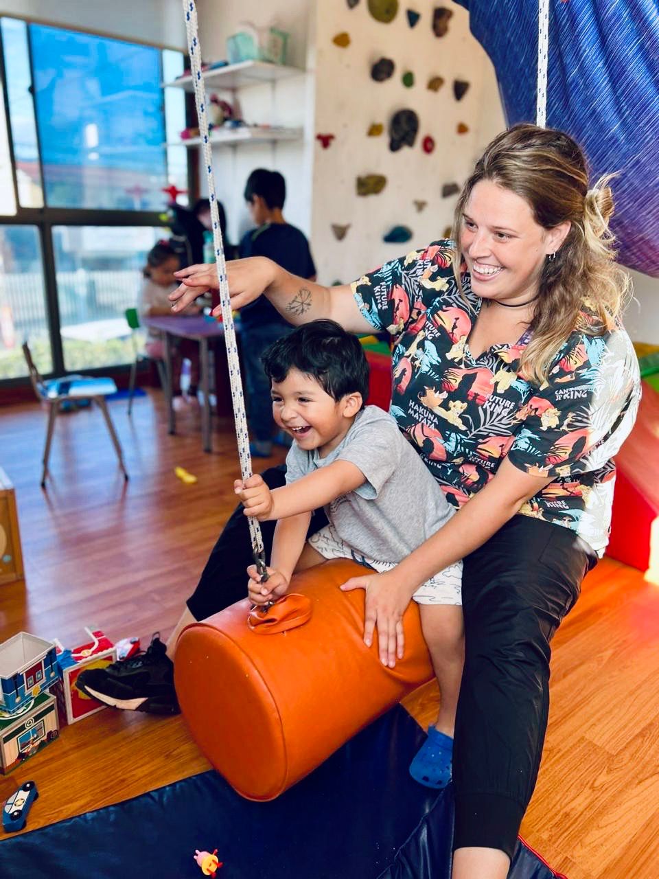 Anneliese Schmied trabajando con un niño en terapia ocupacional